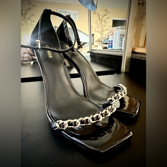 Sexy New Express Glossy Black Stiletto High Heels with Gold Chain Accent - Picture 4 of 8